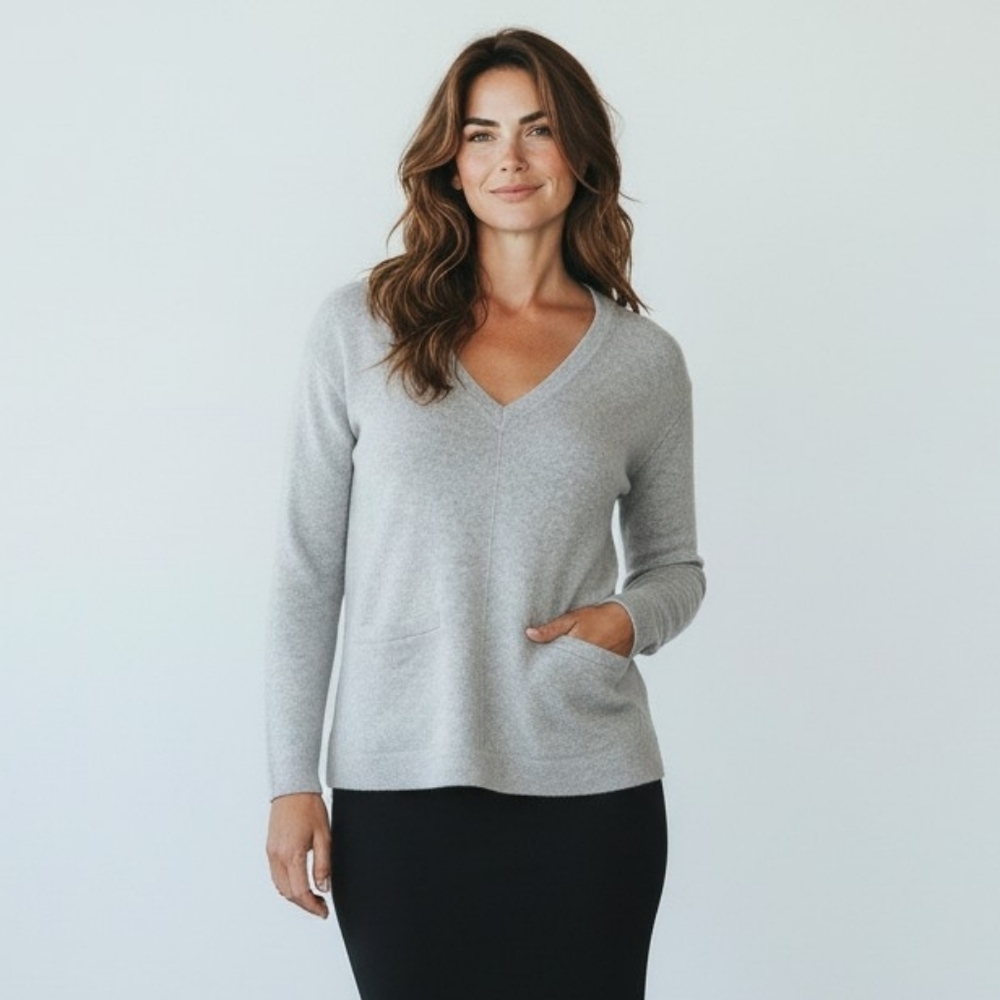 Allude 100% Cashmere Cozy Soft Heather Gray V-Neck Pocket Sweater